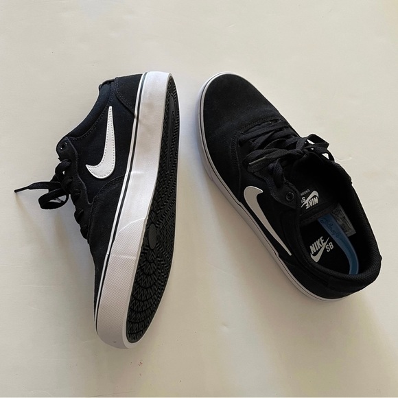 Black Lace-Up Nike Unisex Sneakers - Picture 4 of 11